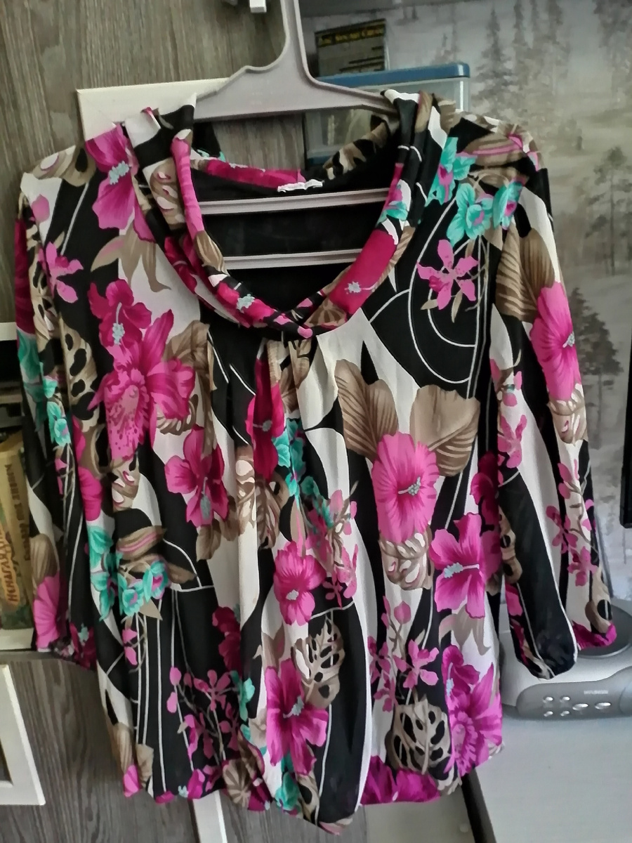 Блузка итальянская, и хотя хороший производитель, а вот состав подкачал, она сетчатая на подкладе, подклад из вискозы, а сама блузка из полиэстера