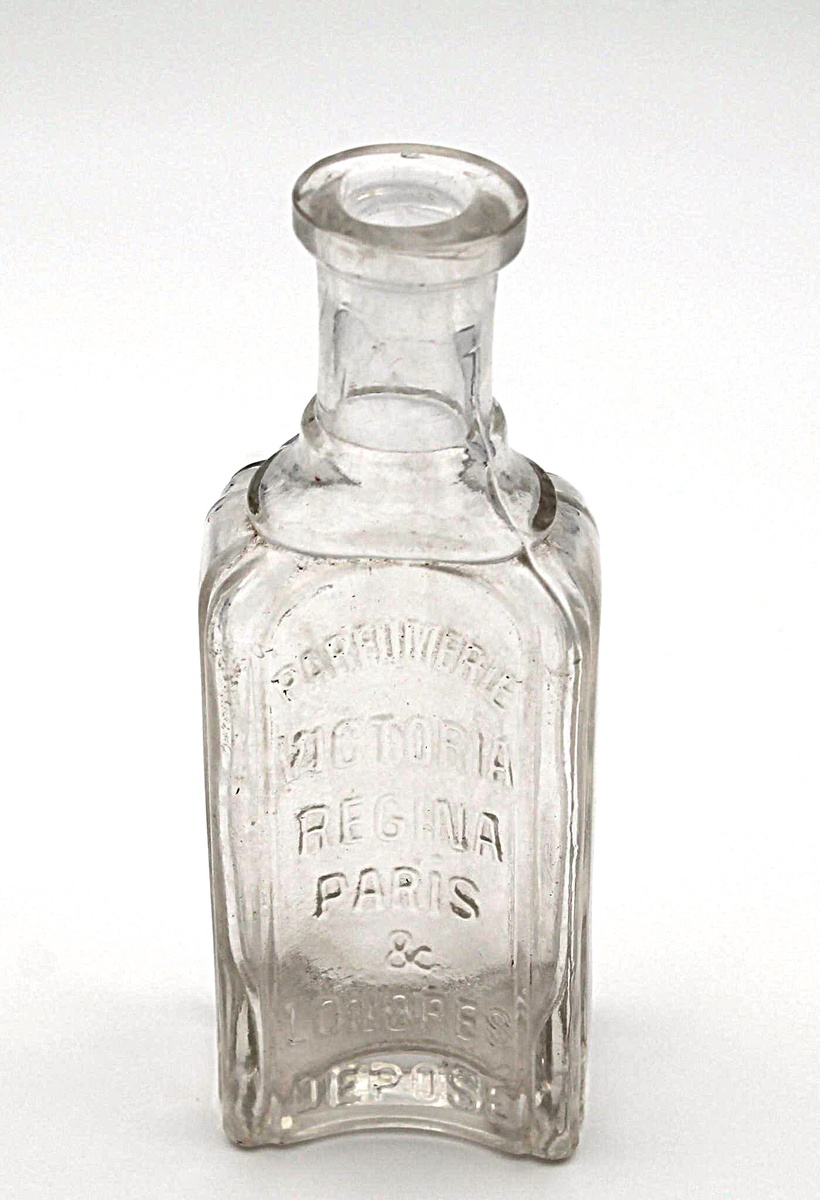 Флакон «Parfumerie Victoria». Конец XIX – начало XX вв. МИТ КП 465.
Стекло, стеклодувная техника, штамповка. Высота – 15,5см.
