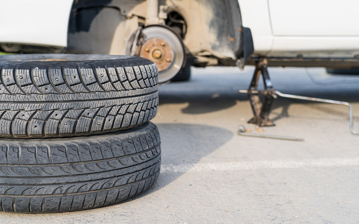 Photo Veterok / Shutterstock / FOTODOM📷Разбортировка (или разбортовка) колеса своими руками — задача не из простых, особенно если это делается впервые