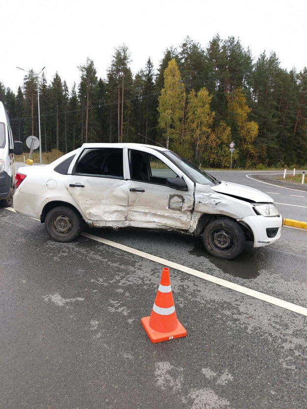    На трассе «Вятка» столкнулись иномарка и «Лада», два человека пострадали