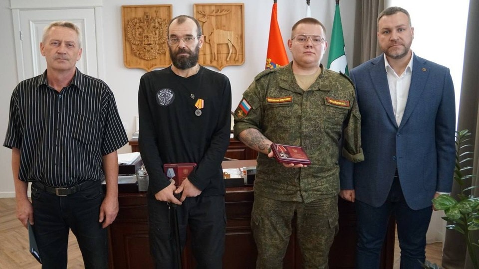    Глава Бузулука Владимир Песков передал государственные награды землякам – участникам специальной военной операции. Фото: ТГ-канал Владимира Пескова