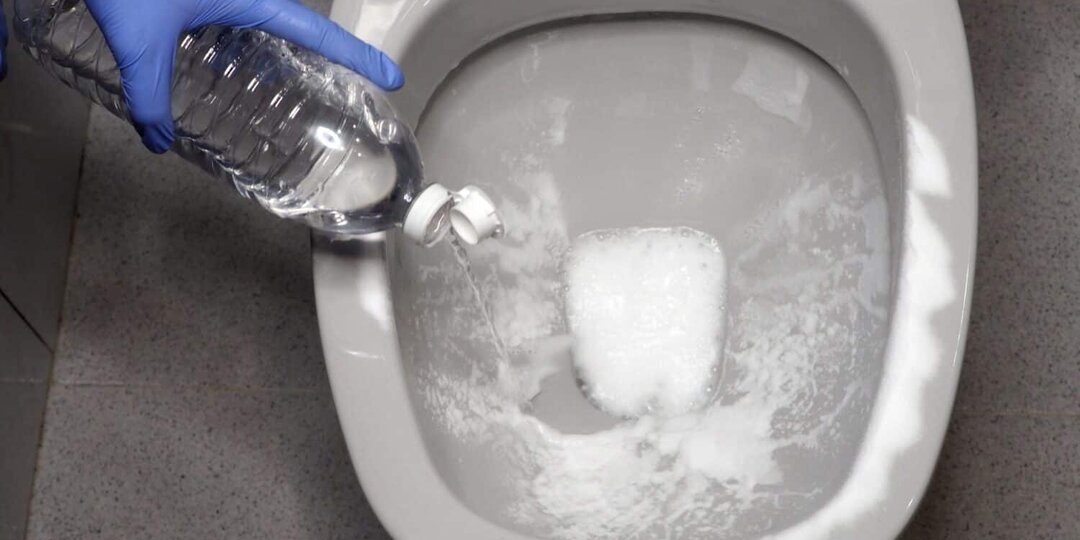 Запах в туалете исчезает за считанные секунды: проверенный трюк и способ от сантехника