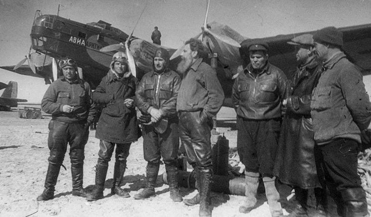 Первые Герои Советского Союза — участники экспедиции «Северный полюс-1» (слева направо): И.Т. Спирин, М. И. Шевелёв, М. С. Бабушкин, О. Ю. Шмидт, М. В. Водопьянов, А. Д. Алексеев, В. С. Молоков