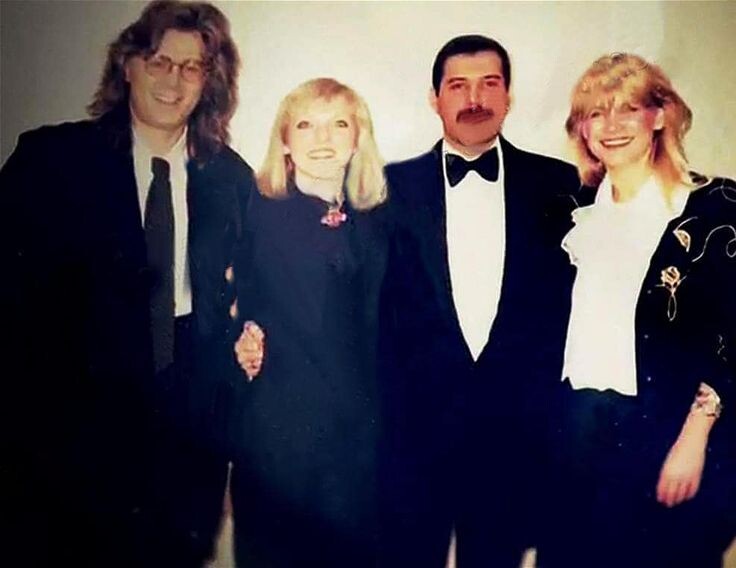 1984 год, Фредди с Мэри в центре, по бокам чета Мак