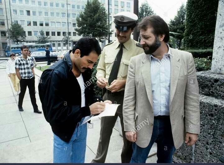 1984 год, дает автограф