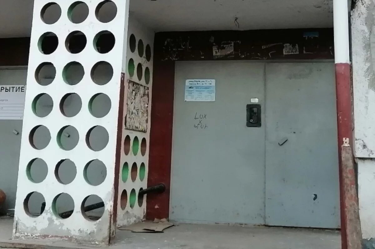    В Прикамье девочка попала в больницу из-за пальца, зажатого дверью подъезда