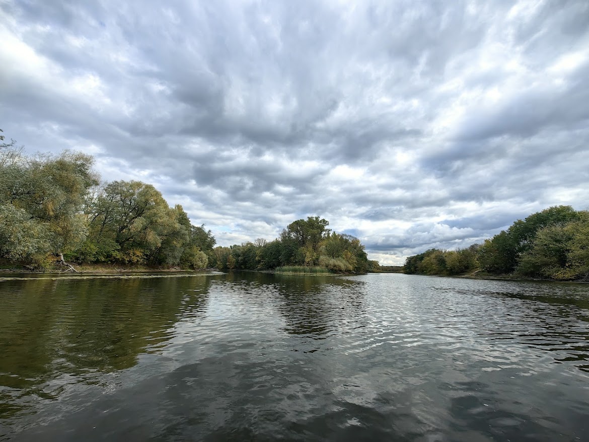 В центре - полуостров, а слева и справа - "штаны", где можно поплавать на лодке