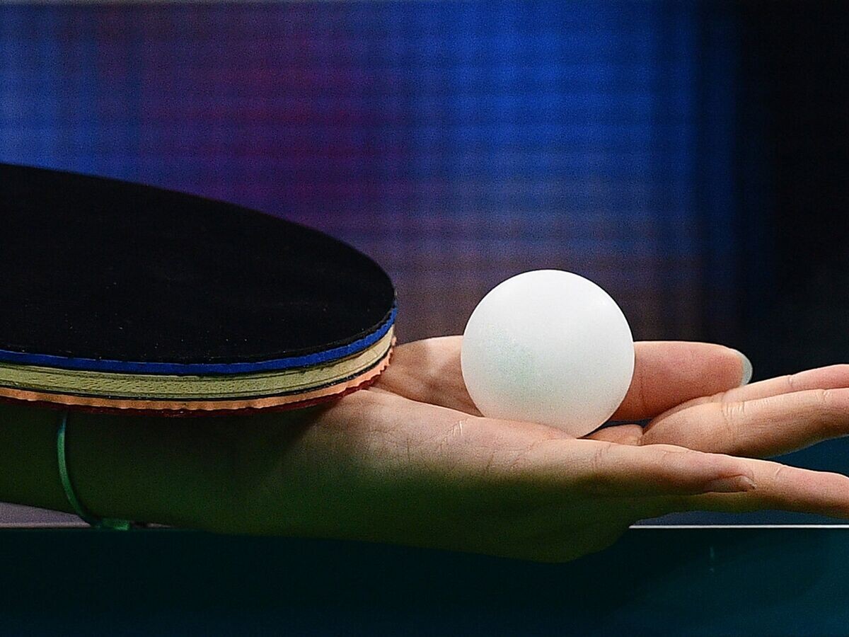    Спортсмена держит в руке шарик для настольного тенниса. Архивное фото© РИА Новости / Рамиль Ситдиков