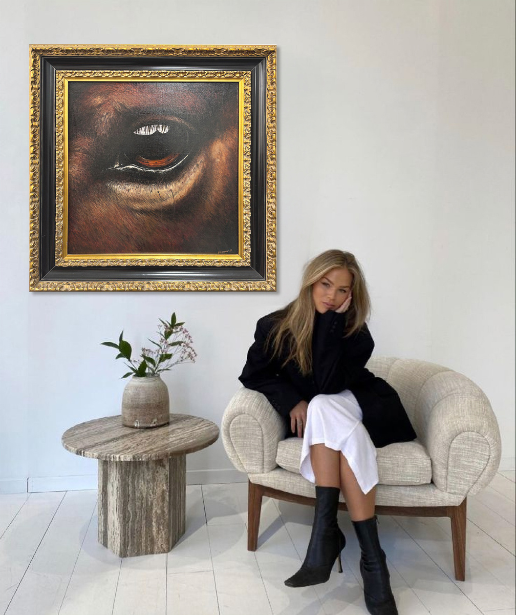 Девушка с картиной