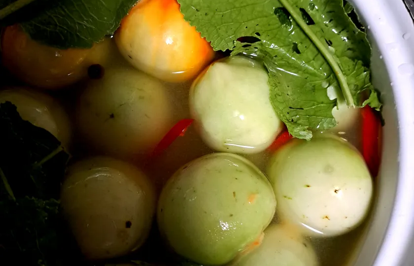 Квашеные зеленые помидоры в ведре. Рецепт заготовки от наших бабушек