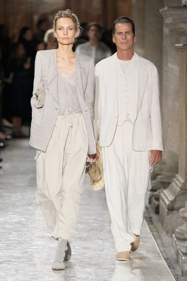 Показ коллекции Giorgio Armani весна-лето 2026 на Неделе моды в Милане SS26 (28 сентября 2025 г.).