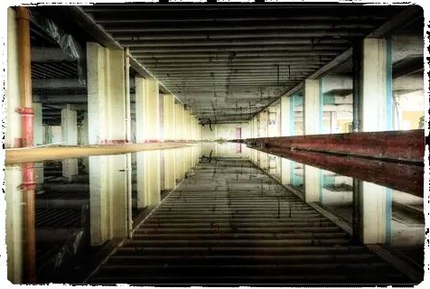 Вот так выглядит «корпоративный отпуск» в реальности. Конвейер молчит не потому, что все на пляже, а потому что собирать не из чего.