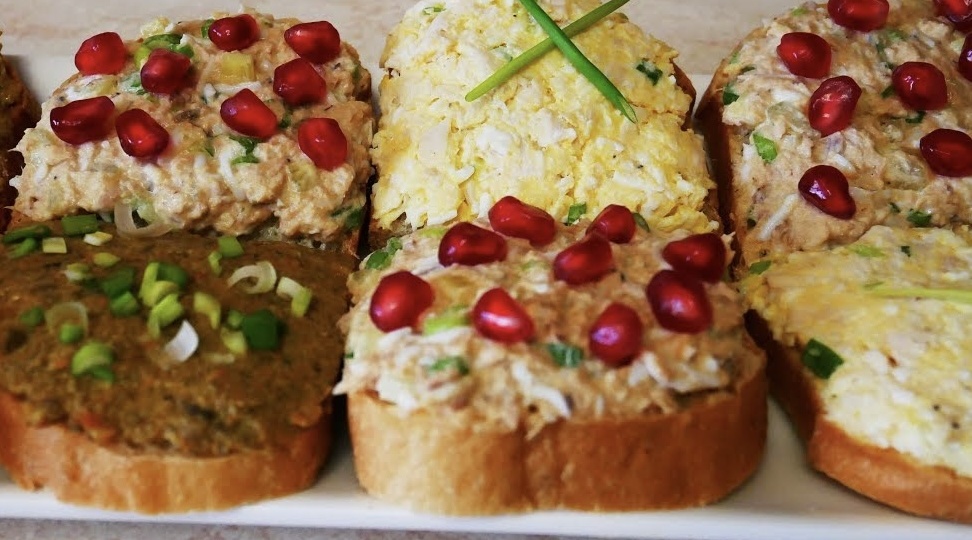 Быстрые бутерброды: 5 намазок, которые вкуснее колбасы