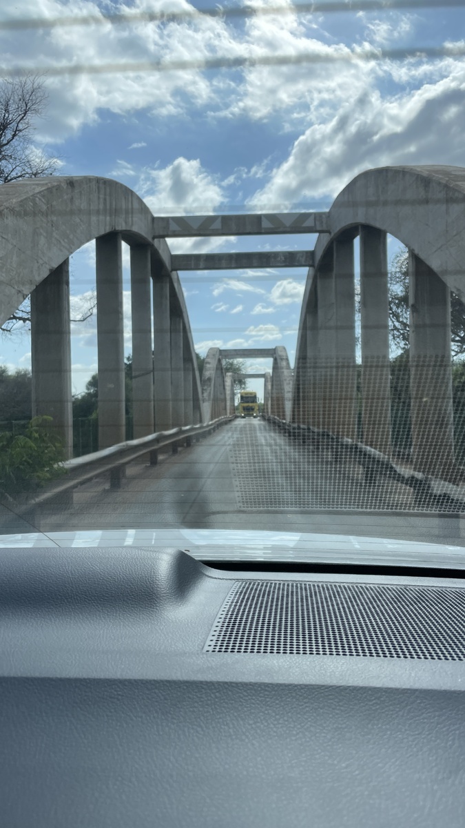 Река небольшая, мост в одну полосу.