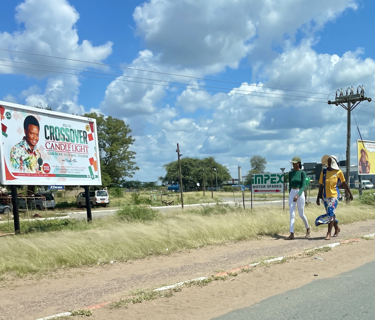 Местные модницы