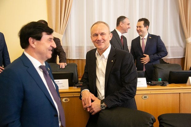    Олег Чемезов (в центре) на заседании Тюменской областной думы. 2019 год. Фото: Dmitry Tkachuk / URA.RU / ТАСС