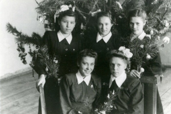 Наина Гирина (в верхнем ряду крайняя слева) с одноклассницами.
