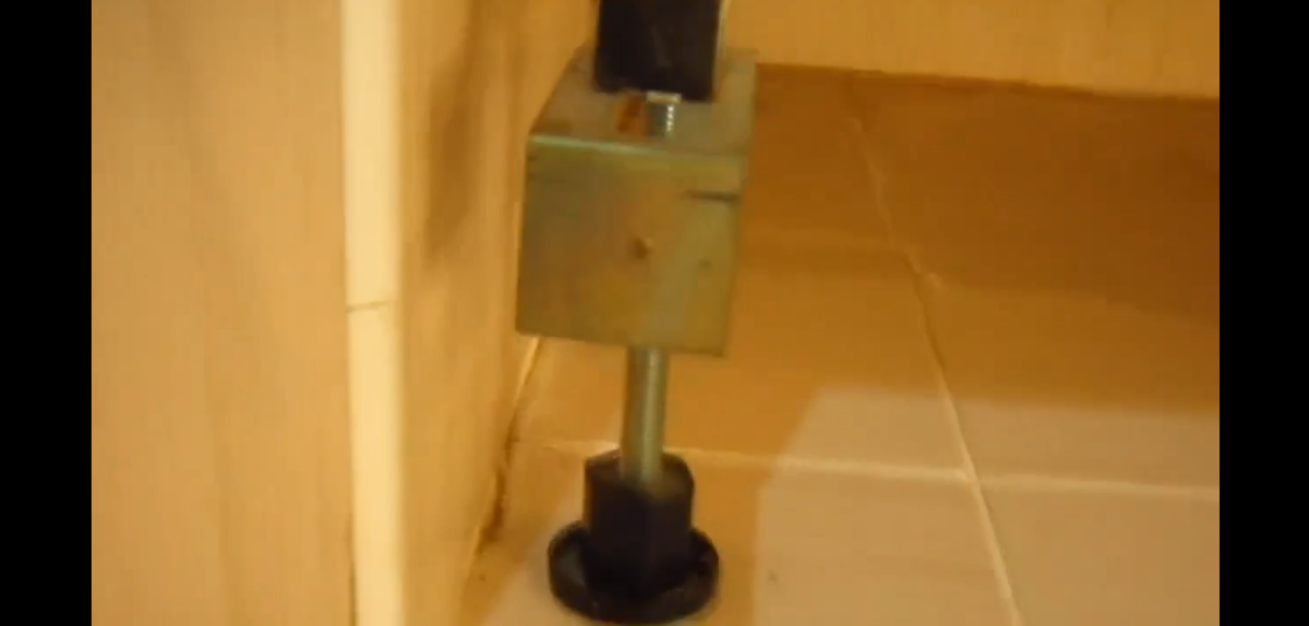 Уголок для крепления