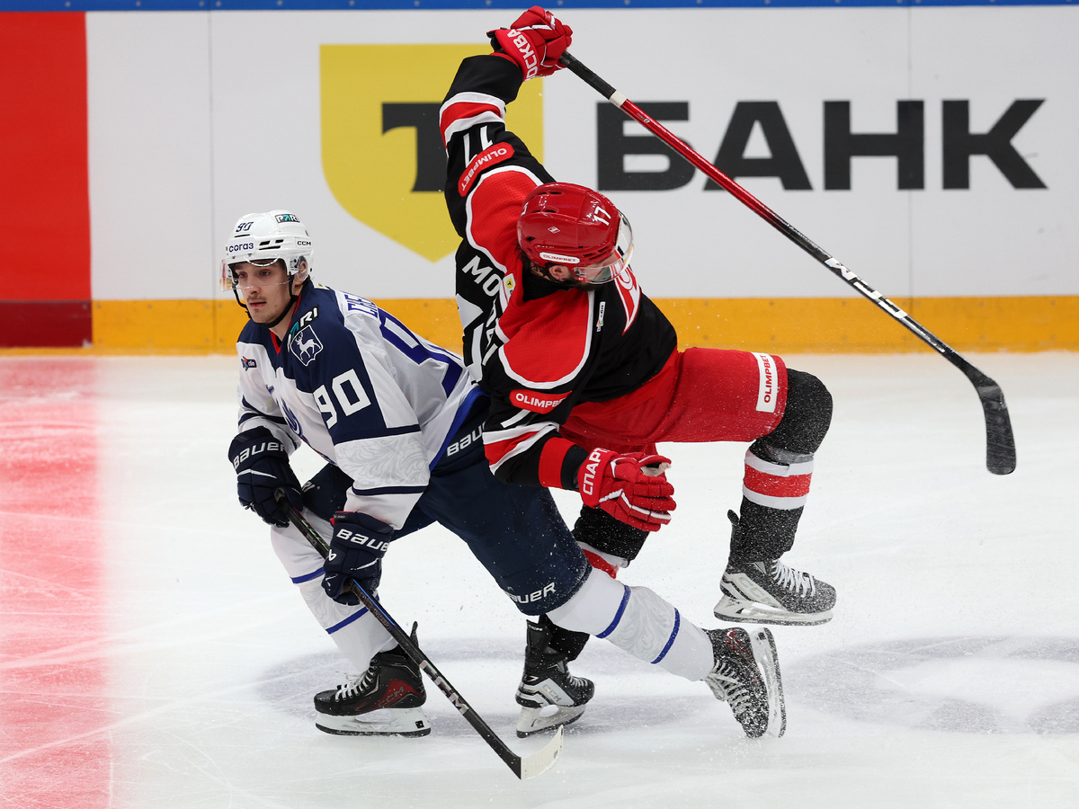 Впрочем, из какого материала бы ни были клюшки, они все равно будут ломаться, особенно во время единоборств. По правилам КХЛ хоккеист должен сразу выбросить сломанную клюшку из рук, чтобы не нанести травму другому игроку