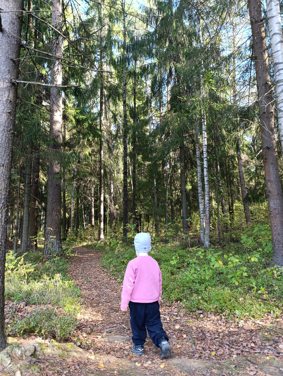 Сын в кофте дочери, все, что нашла теплое. На улице было очень ярко, но весьма прохладно