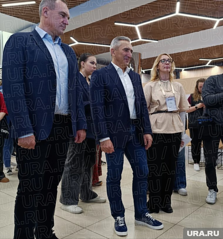 Александр Моор вместе с губернатором Югры Русланом Кухаруком на форуме УТРО-2025. Фото: Илья Шмелев © URA.RU