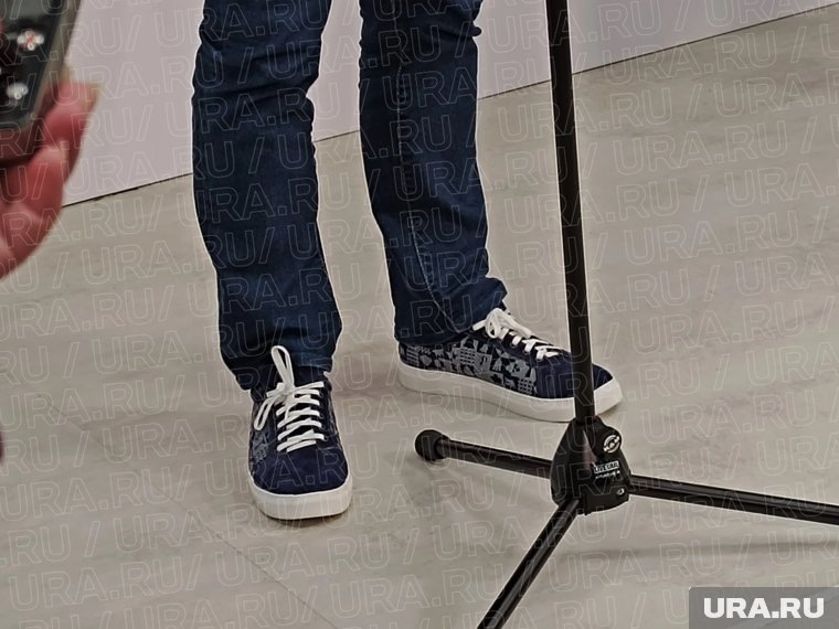 Губернатор Александр Моор в кедах тюменского бренда. Фото: Илья Шмелев © URA.RU