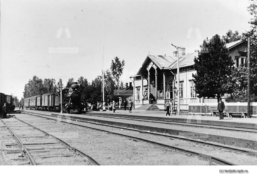 Прибытие пассажирского поезда из Выборга на ст. Мустамяки. Фото 1930х г.г. с сайта