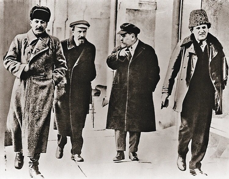 Соратники Ленина - Иосиф Сталин, Алексей Рыков, Лев Каменев и Григорий Зиновьев - в апреле 1924-го, через 3 месяца после смерти Владимира Ильича. Москва, Кремль, улица Коммунистическая (ныне Дворцовая), где располагалась первая Кремлевская больница. Архив