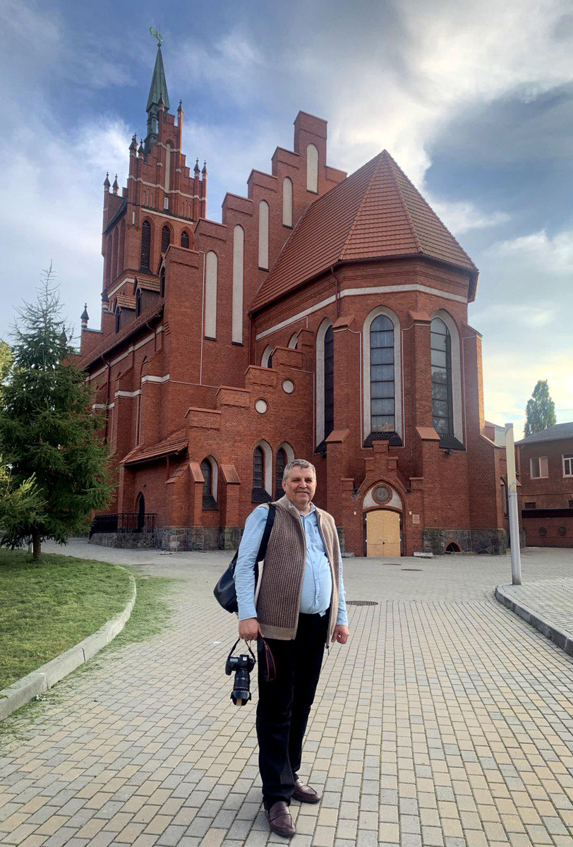 Мой портрет на память  на фоне  здания Калининградской  областной филармонии  имени Е. Ф. Светланова. Это здание бывшей немецкой кирхи Святого Семейств (снимок моей супруги Раисы).