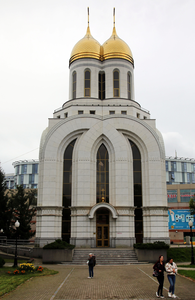 А вот так интересно устроена православный   Храм Петра и Февронии в Калининграде — часовня, которая является частью Кафедрального собора Христа Спасителя.  Два купола отлиты как один! 