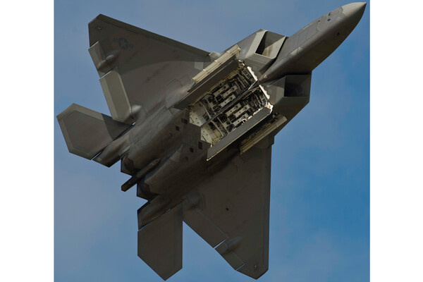    F-22 с тремя раскрытыми отсеками вооружения (одно большое и два маленьких по бокам) / US Air Force