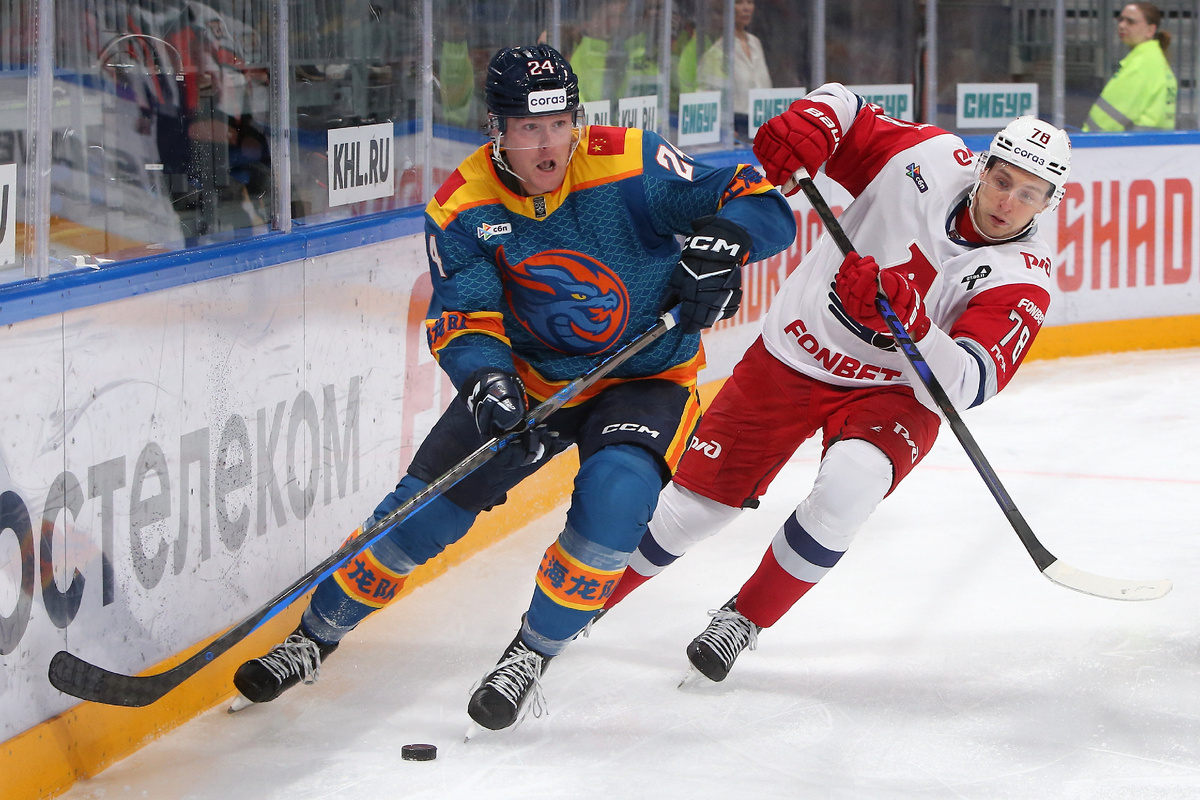 На ХК «Шанхайские Драконы» не действует лимит КХЛ на количество легионеров в составе. В других клубах играет не больше пяти легионеров.