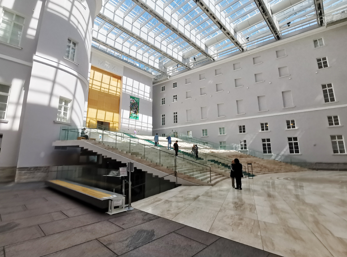 Парадная лестница Главного штаба Эрмитажа. Фото автора.