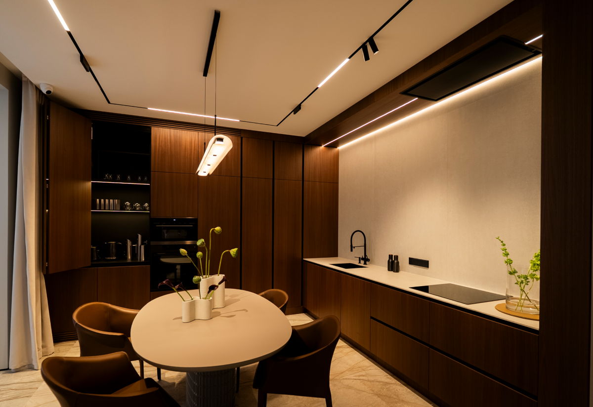 Современный дизайн интерьера с несколькими зонами освещения