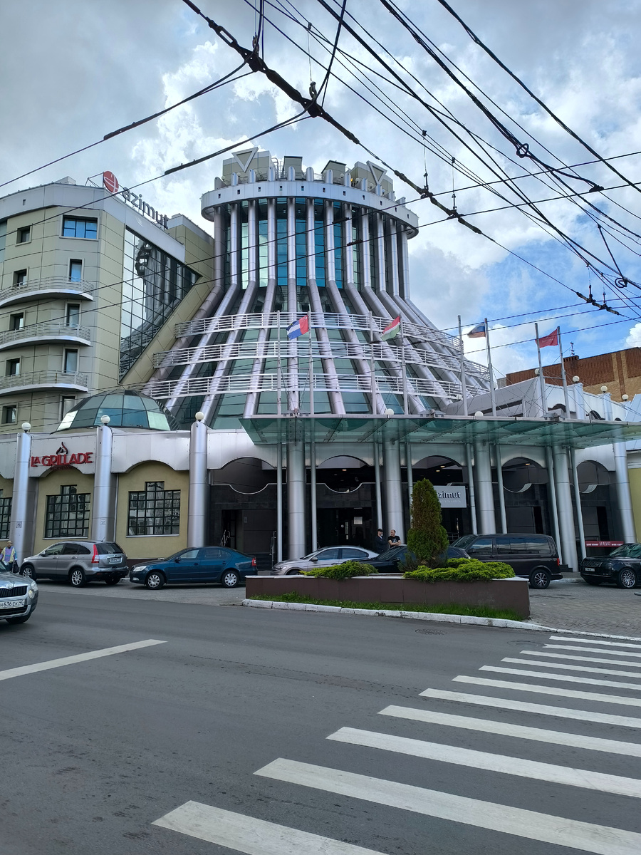 своеобразное здание гостиницы Азимут