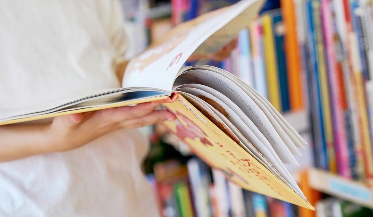     Человек с книгой. Источник: mos.ru Автор фото: Пресс-служба Мэра и Правительства Москвы