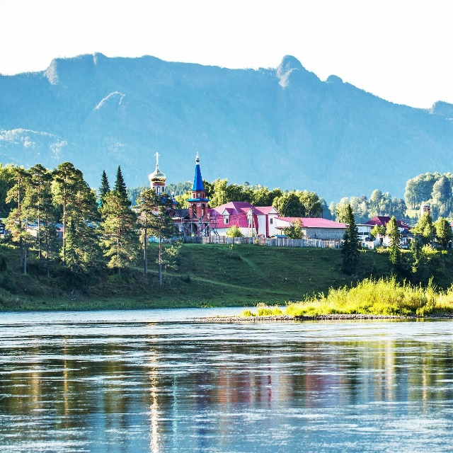 Село Турачак на фоне хребта Солоп