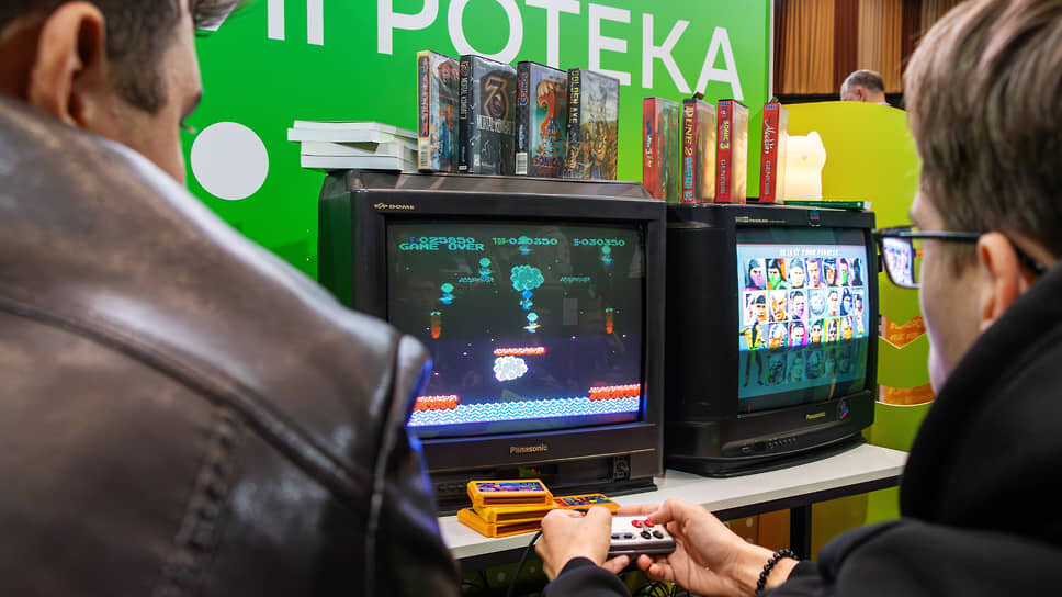 Участники и гости форума «Цифроземье» в Воронеже играют в ретро-игры на интерактивной площадке Сбербанка.📷Фото: Егор Снетков / Коммерсантъ