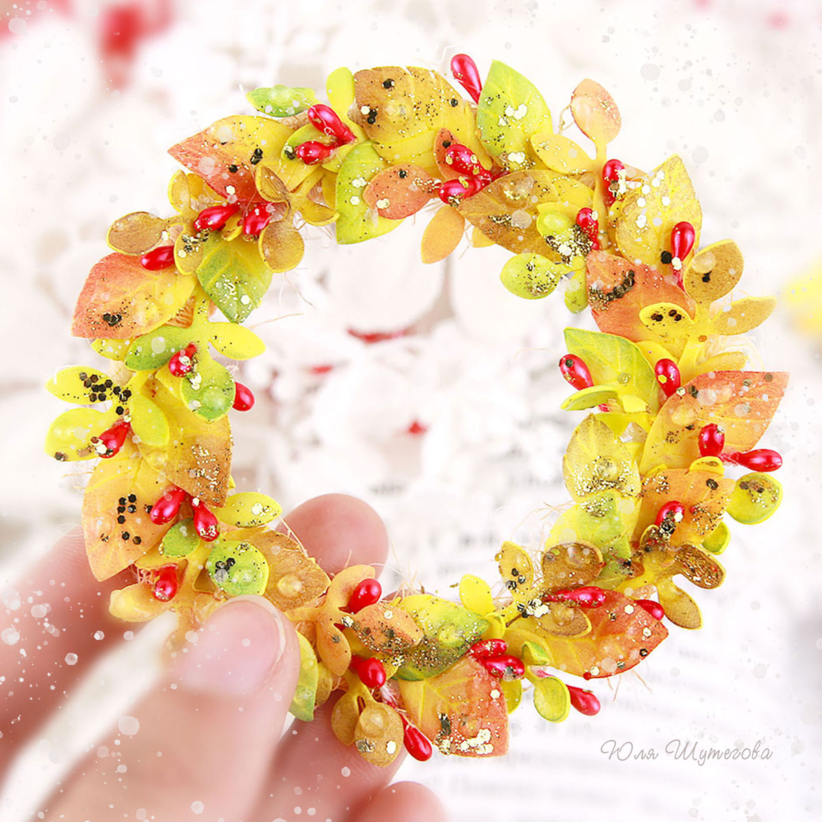 Рамочка в виде веночка из осенних листьев