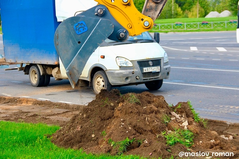   Грунт срезают на газонах, где он выше уровня бордюра. Это предотвращает стекание земли и воды на дороги и тротуары, заявил мэр Роман Маслов.