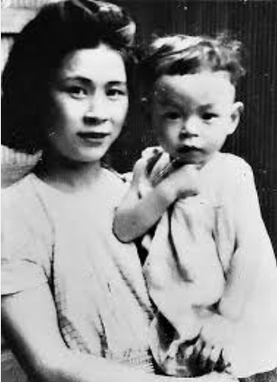 Хаяо Миядзаки с мамой Ёсико Миядзаки. 