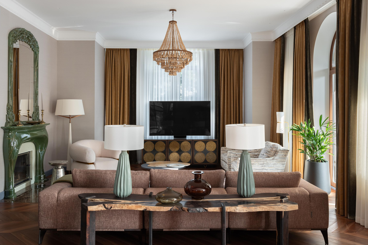 "Дом заказчики, семья с тремя детьми, купили уже с ремонтом от прошлых хозяев, и до определенного момента он всех устраивал. Но дети подросли, и возникла идея обновить пространство. Нужно было сделать интерьер более современным, но без ультрамодных трендов, которые быстро устаревают», — рассказывает дизайнер Андрей Смирнов."