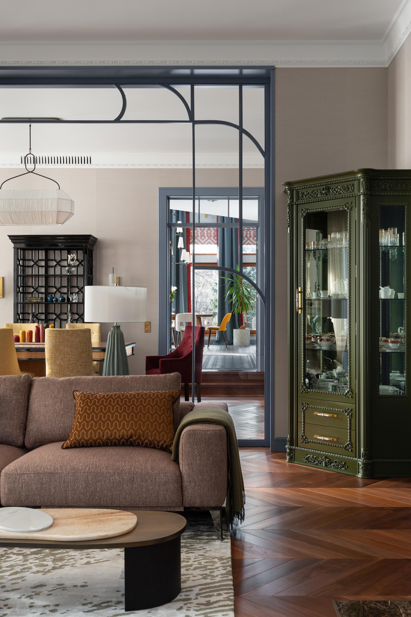 «Решили обойтись без глобальной перепланировки. Наибольшим изменения подвергся третий этаж — его мы полностью отвели для старшей дочери, которая уже не живет с родителями, но часто приезжает в гости. Вместо четырех маленьких помещений удалось делать просторную спальню с небольшой гостиной зоной».

