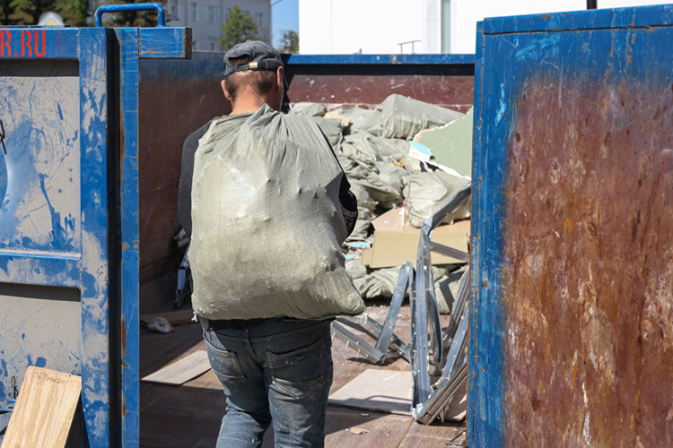    Теперь за выброс веток, кустарников и других «зеленых» отходов, строительного мусора, ламп и батареек в баки для твердых коммунальных отходов граждан будут штрафовать на 2 тыс. рублей, юрлиц — на 100 тыс. рублей.   
Фото: «БИЗНЕС Online»