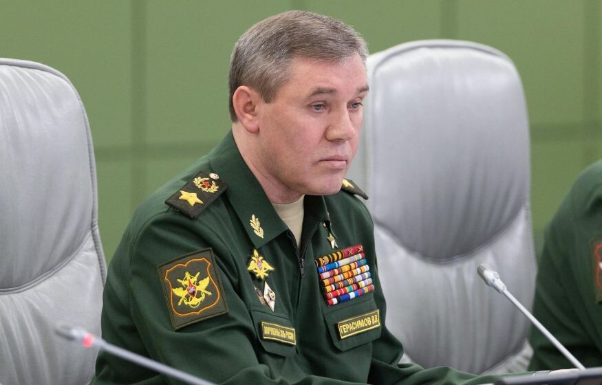    Путин «ждет подарка» от Герасимова ко дню рождения. «Достичь значимой победы в зоне СВО»: «Кремлевская табакерка»