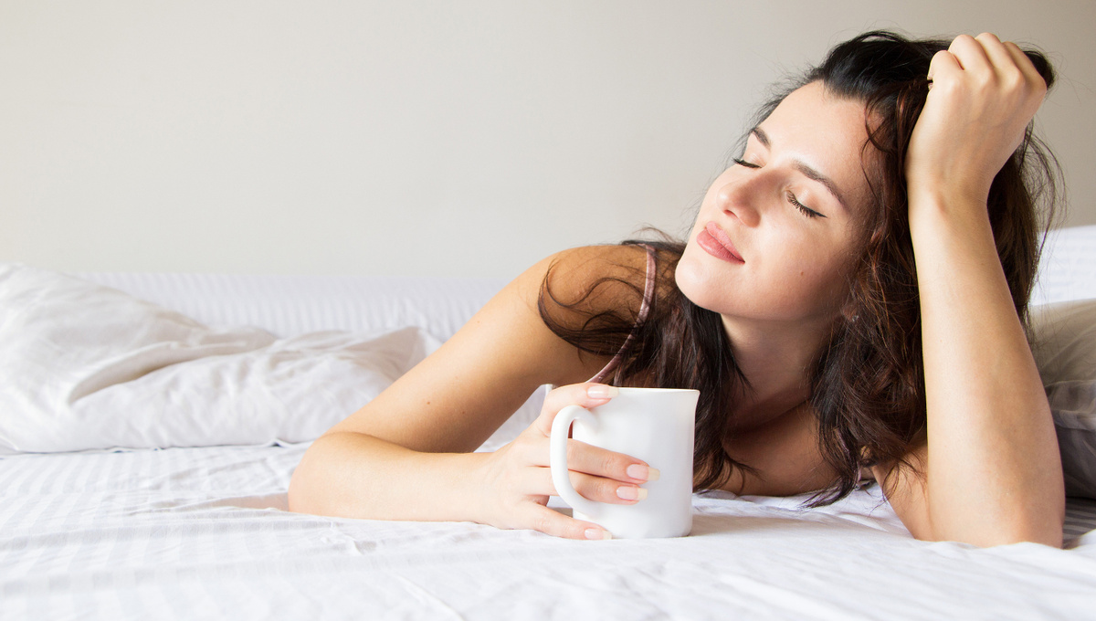     Фото: Geinz Angelina/Shutterstock/FOTODOM В первые 2,5 часа после пробуждения кофеин сильнее всего повышает уровень счастья