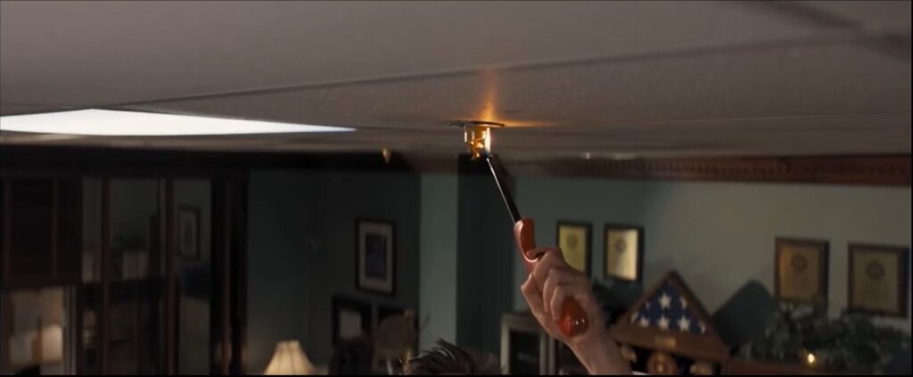 Рис. Кадр "активации" спринклера в офисе ("Средняя школа: Худшие годы моей жизни")