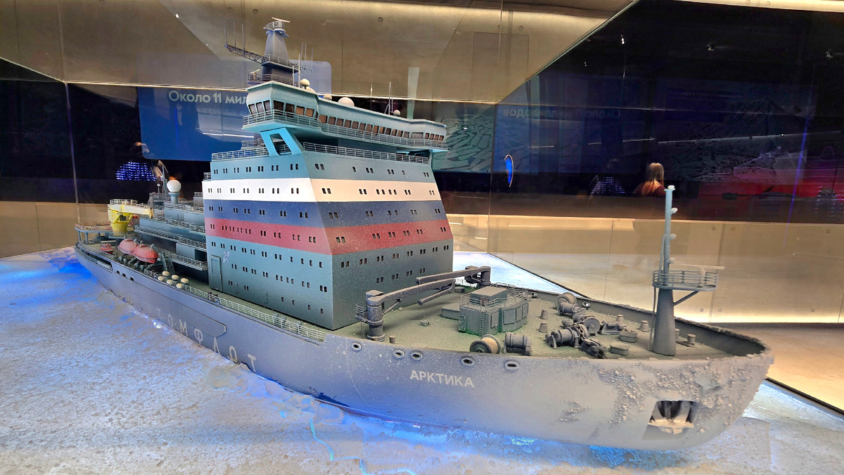 Макет современного ледокола "Арктика"