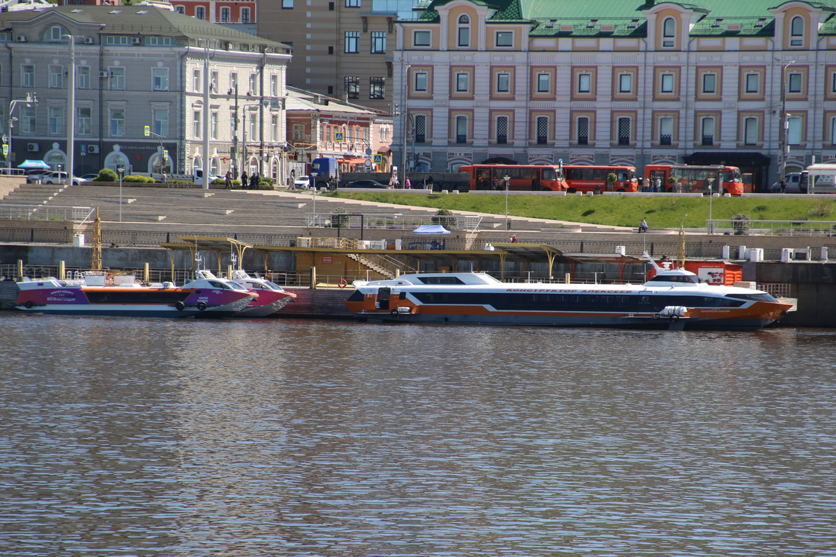 Пристань судов на подводных крыльях у речвокзала Нижнего Новгорода