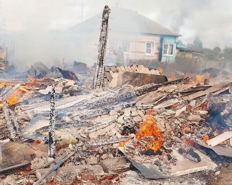     В Курской области сгорели жилые дома и хозяйственные постройки